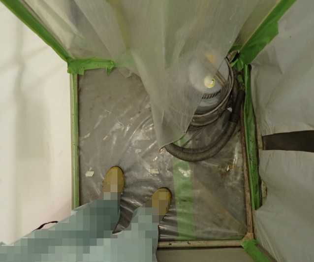 セキュリテイ中間室のエアーシワーが左上のクリームの部分にみえる。上から足元をとった撮影