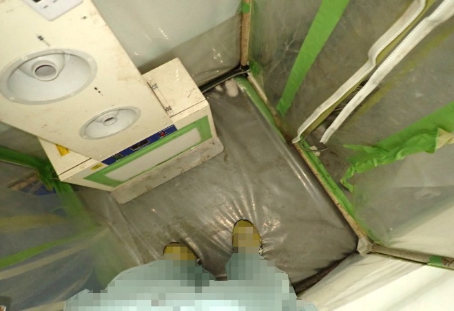 服の石綿をおとすエアーシワーが左上クリーム部分にみえる